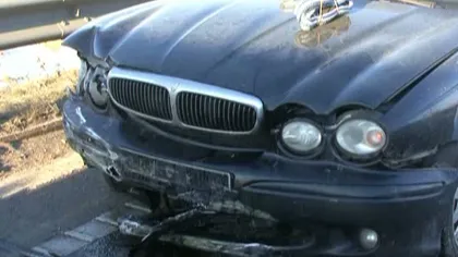 Accident în lanţ în cauza poleiului: O şoferiţă a ajuns cu maşina în parapetul unei pasarele VIDEO