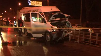 ACCIDENT în Brăila. Un microbuz cu pasageri a lovit un refugiu de tramvai. Un mort şi 3 răniţi VIDEO