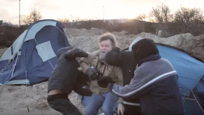 Scene şocante într-o tabără de refugiaţi din Franţa. Jurnalişti atacaţi cu cuţite de imigranţi