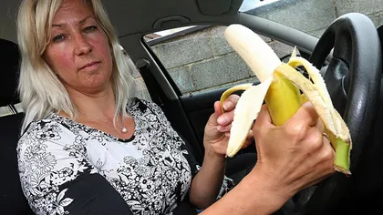 Amendă de la Poliţia Rutieră pentru că mânca o banană la volan