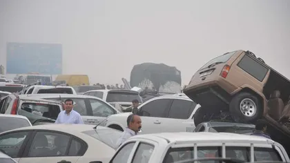 Carambol uriaş în Emiratele Arabe din cauza ceţii dense. 70 de maşini s-au ciocnit pe autostradă