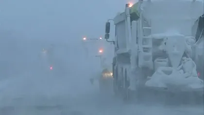 Viscol puternic, zeci de oameni blocaţi în nameţi. Zăpadă de jumătate de metru pe şosea VIDEO