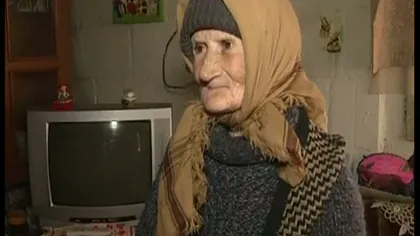 O bătrână din Bucureşti îngheaţă în casă. Vezi cu ce se încălzeşte femeia când afară sunt -21 grade