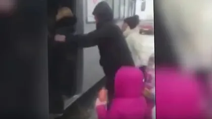 Imagini halucinante în Rusia. O gravidă şi trei copii, aruncaţi dintr-un autobuz