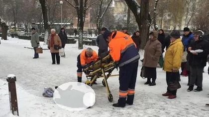 O femeie a leşinat lângă spital, dar medicii au refuzat să îi acorde primul ajutor: 