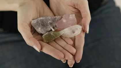 Cum să cureţi energia negativă cu ajutorul cristalelor - VIDEO