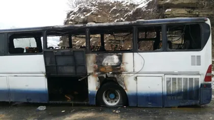 Un autobuz cu pasageri a luat foc din cauza unui scurtcircuit GALERIE FOTO