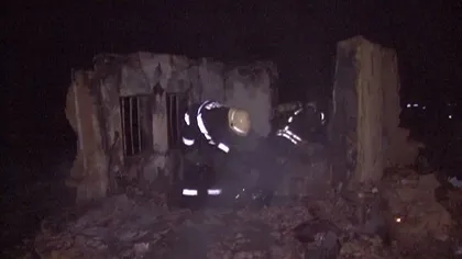 Intervenţie dramatică. Pompierii au mers doi kilometri pe jos prin nămeţi pentru a salva un om