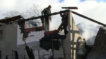 Incendiu de amploare în Vrancea. O casă şi anexele s-au făcut scrum VIDEO