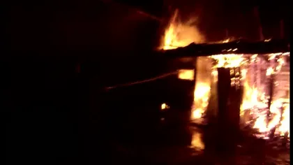 Incendiu de proporţii în Suceava. O gospodărie a fost distrusă de flăcări VIDEO