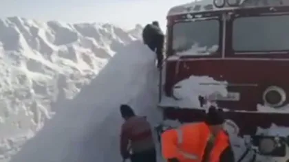 IMAGINI SPECTACULOASE în România. O locomotivă, BLOCATĂ în nămeţi de 4 metri VIDEO