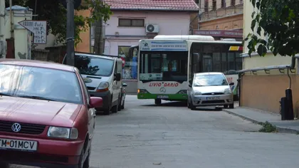 Maşinile parcate neregulamentar în Bucureşti provoacă întârzieri de zeci de minute mijloacelor RATB