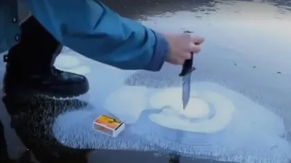 S-a dus pe un lac îngheţat şi a făcut o gaură în gheaţă cu un cuţit. Ce s-a întâmplat când a aprins un chibrit VIDEO