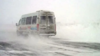 Un microbuz a rămas blocat în nămeţi în Ialomiţa