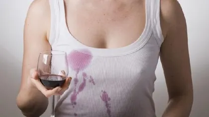 Ştiai că petele de vin roşu se îndepărtează uşor cu vin alb?