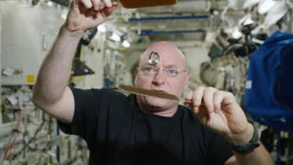 Astronautul Scott Kelly joacă ping-pong pe staţia spaţială cu o minge de apă GALERIE FOTO şi VIDEO