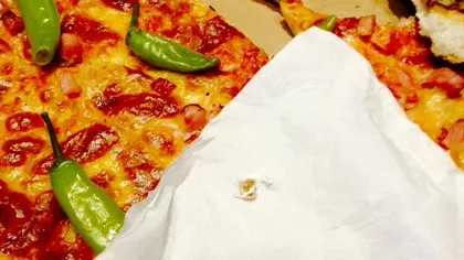 O arădeancă a găsit un DINTE cariat într-o pizza