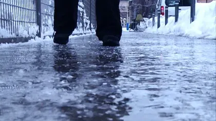 ATENŢIE, ŞOFERI! Poleiul a transformat şoselele în patinoare VIDEO