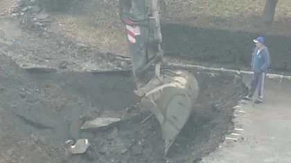 PROTEST EXTREM la Târgu Jiu. Un bărbat s-a pus în faţa unui excavator VIDEO