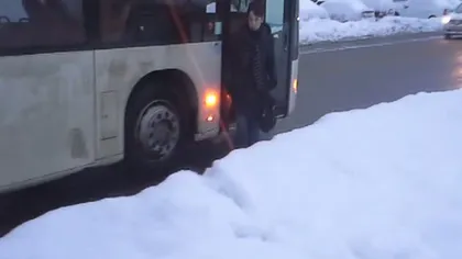 ŞTIREA TA: Staţiile de autobuz din Capitală, îngropate în zăpadă VIDEO