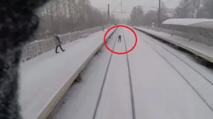 A vrut senzaţii tari, aşa că şi-a pus schiurile şi s-a legat de tren VIDEO