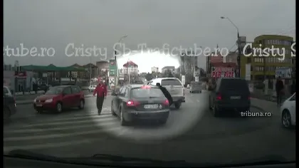 SCANDAL în trafic. O maşină, distrusă de un salvamontist după o şicană. Salvamont Sibiu a demarat o anchetă. VIDEO
