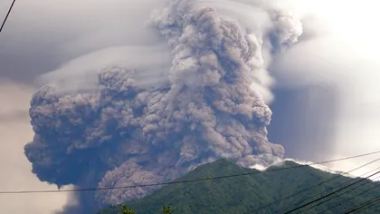 ALERTĂ: Un vulcan din Indonezia aruncă fum