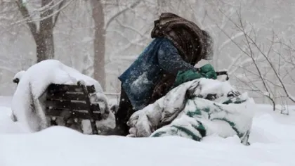 Şaisprezece persoane fără adăpost, salvate de la îngheţ şi duse cu ambulanţa la adăposturi