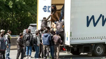 Percheziţii la traficanţi de migranţi din România. Mai mulţi şoferi, PĂCĂLIŢI să transporte SIRIENI din Turcia în UE
