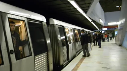Clipe dramatice la metrou, în Bucureşti, după ce un bărbat a salvat un om căzut pe şine. A trecut trenul peste el VIDEO