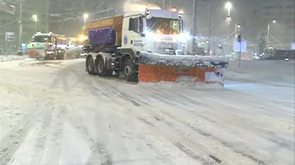 Viscolul a făcut ravagii în Bucureşti. Firmele de deszăpezire fac cu greu faţă zăpezii