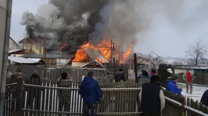Incendiu puternic la o fostă casă de copii din Neamţ FOTO