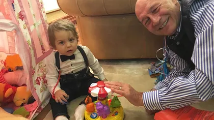 Traian Băsescu, într-o ipostază inedită cu nepoţelul la aniversarea lui de un an
