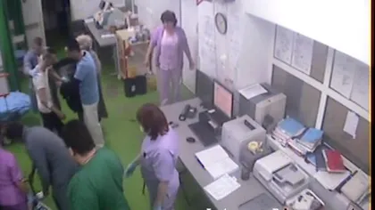 Scandal monstruos în spital. Un bărbat drogat a împărţit pumni medicilor şi asistentelor de la UPU - VIDEO