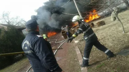 Depozit în flăcări, pompierii intervin de urgenţă