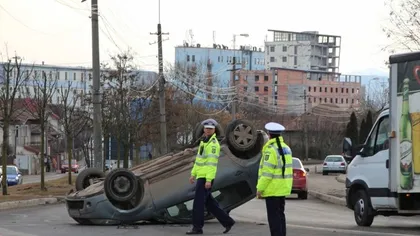 Accident grav în Alba Iulia: Maşină răsturnată după o ciocnire violentă. GALERIE FOTO