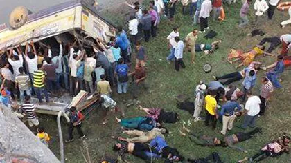 Tragedie rutieră în India. Cel puţin 37 de morţi, după ce un autobuz a căzut într-un râu FOTO şi VIDEO