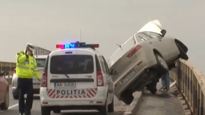 Accident spectaculos din cauza vitezei. Un şofer a rămas suspendat pe o pasarelă din Craiova