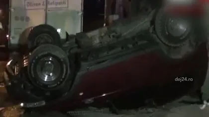 Accident grav în Dej. O maşină a lovit un autoturism parcat, după care a spart zidul unei case VIDEO