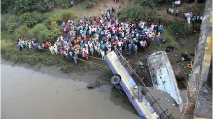 41 de MORŢI, după ce un autobuz a căzut de pe un pod într-un râu