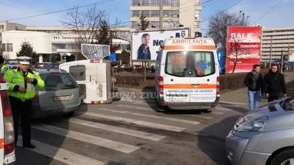 Ambulanţă în misiune lovită de un microbuz, la Iaşi VIDEO