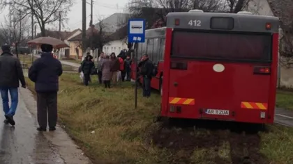 La un pas de TRAGEDIE. Un autobuz cu zeci de călători a zburat peste şanţ în Sânicolau Mic