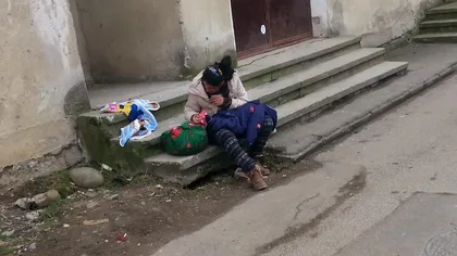 REVOLTĂTOR. O femeie din Baia Mare a fost surprinsă în timp ce se droga cu copilul său în braţe FOTO