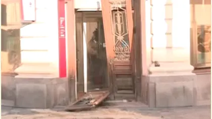 O femeie a intrat cu maşina într-o bancă din Capitală VIDEO