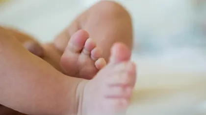 Un bebeluş de 11 luni a căzut de la etajul 9 şi nu s-a ales cu nicio leziune internă