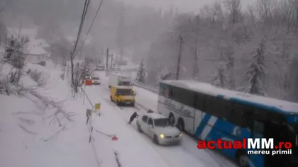 Ninge abundent în Maramureş. Zeci de maşini au rămas blocate în nămeţi