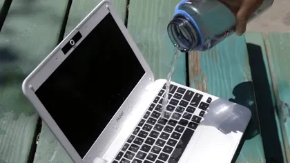 Ce trebuie să faci dacă ai vărsat apă pe laptop