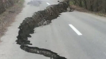 Imagini NEMAIVĂZUTE în România: Crater de 40 de metri pe şosea VIDEO