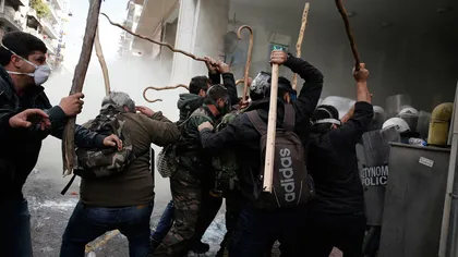 Sute de fermieri au luat cu asalt Ministerul Agriculturii din Atena. Poliţiştii au folosit gaze lacrimogene