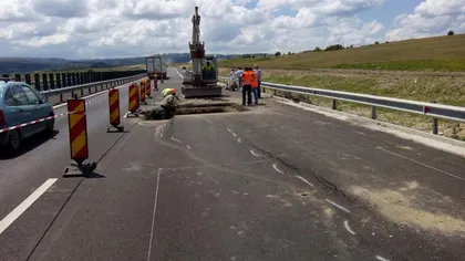 Crăpăturile de pe Autostrada Sibiu-Orăştie s-au extins pe încă 300 de metri